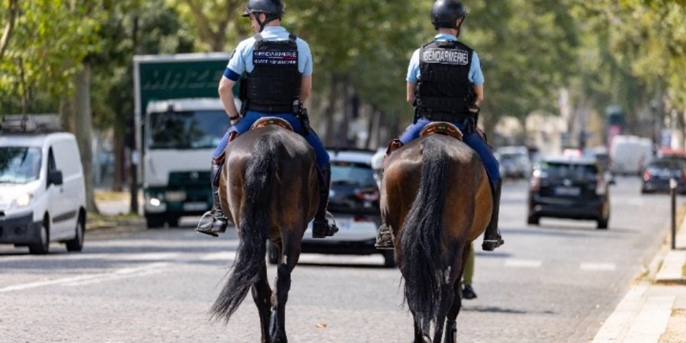 Έφιπποι αστυνόμοι στο Παρίσι