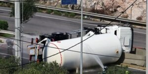 Ανατροπή βυτιοφόρου στο Σχιστό