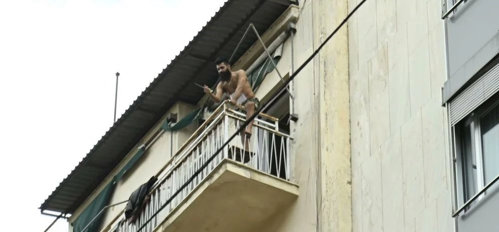 Άντρας απειλεί στην οδό Αχαρνών