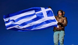 Ο Σπύρος Δαλάτσης υψώνει την Ελληνική σημαία στην κορυφή της Τουρκίας