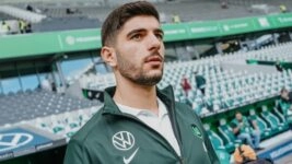 Ο Κουλιεράκης στην Βόλσμπουργκ/ΑΠΕ - ΜΠΕ