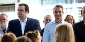 Ο Κυριάκος Μητσοτάκης στον αγιασμό του 2ου Δημοτικού Γλυφάδας