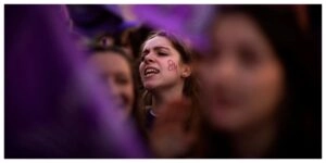 Διαδηλώτρια στην Ισπανία//Χ