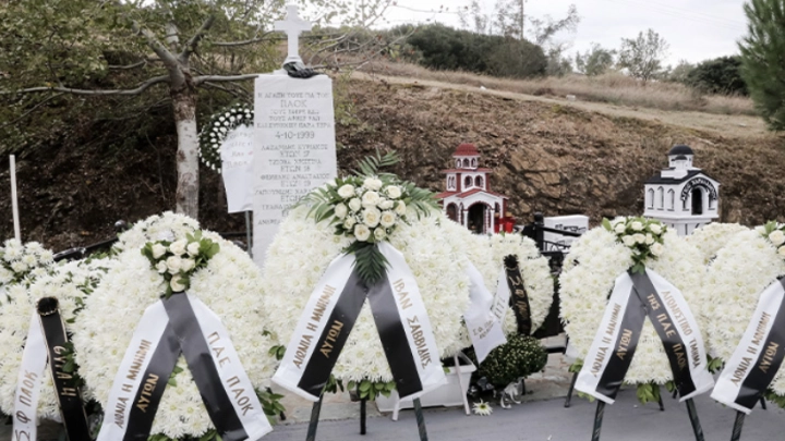 Το μνημείο των αδικοχαμένων οπαδών του ΠΑΟΚ στα Τέμπη/ΑΠΕ - ΜΠΕ