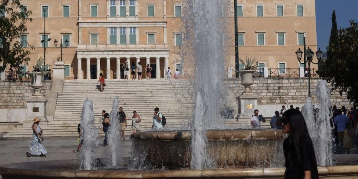 Ανακοίνωση του Δήμου Αθηναίων για τη συντήρηση και καθαριότητα του σιντριβανιού στο Σύνταγμα