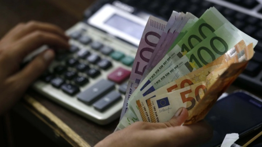 Έκθεση ΟΟΣΑ για Ελλάδα: Συστήνει επιβολή φόρων – Τι αναφέρει για ΦΠΑ και τράπεζες