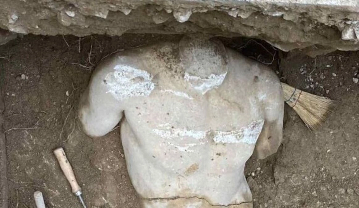 Αθήνα: Άγαλμα του Ερμή βρέθηκε σε σκάμμα για φυσικό αέριο