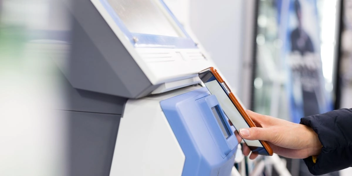 Κατατέθηκαν στη Βουλή οι τροπολογίες για τράπεζες, χαμηλοσυνταξιούχους και ένστολους – Πότε θα τεθούν σε ισχύ