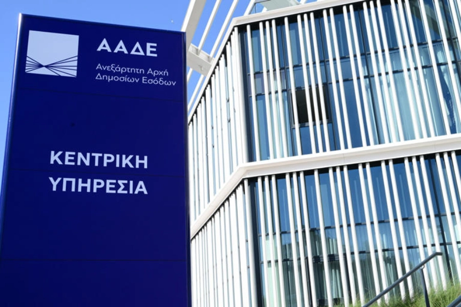 ΑΑΔΕ: Εσωτερική έρευνα για τον υπάλληλο που εμπλέκεται σε κύκλωμα λαθρεμπορίας ποτών