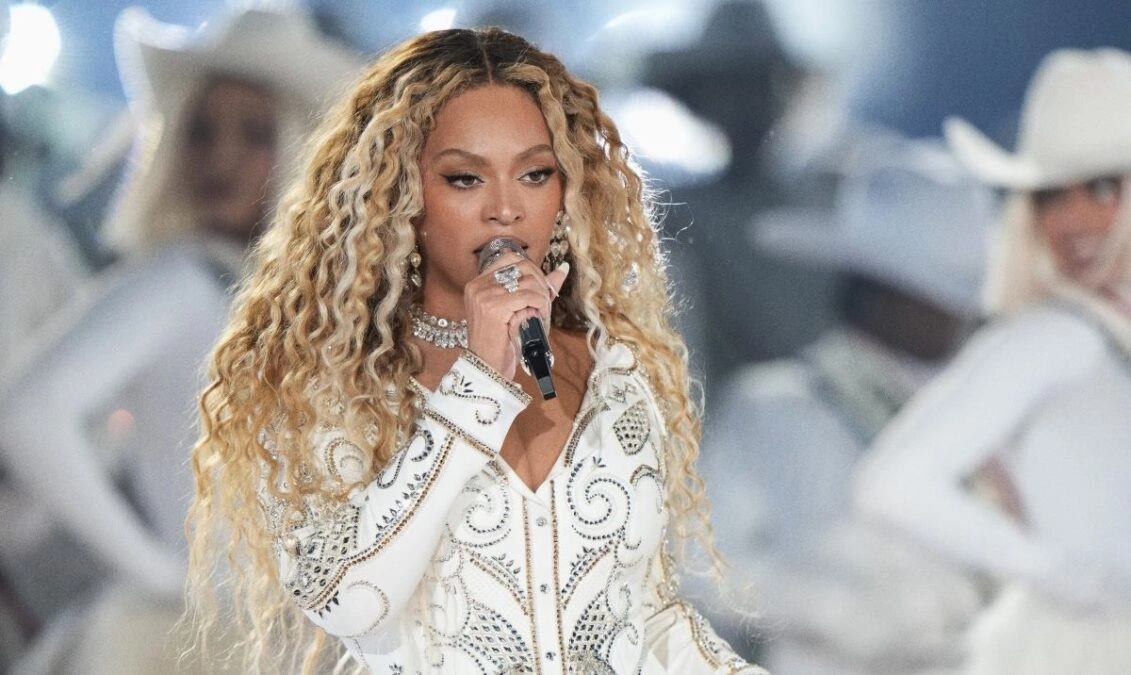 Beyonce: Αντιδράσεις για μία χειρονομία που έκανε σε αγώνα ποδοσφαίρου