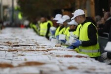 Βασιλόπιτα για ρεκόρ Γκίνες στο Περιστέρι με πάνω από 70.000 κομμάτια