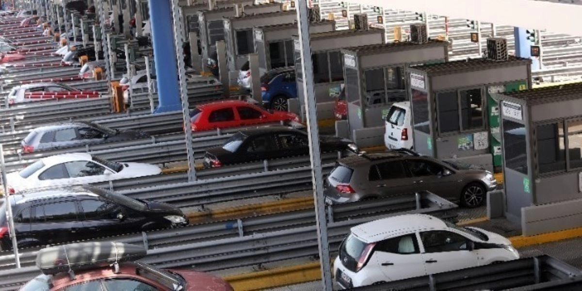 Ιδιαίτερα αυξημένη η κίνηση στην Αθηνών-Κορίνθου – Καθυστερήσεις και στην Αθηνών-Λαμίας