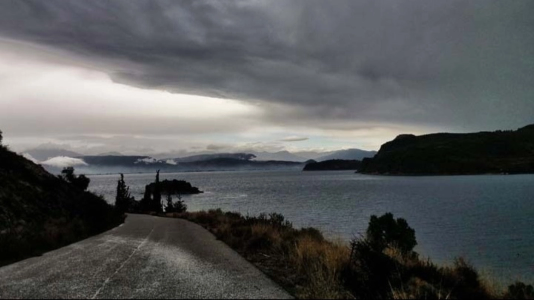 Πτώσεις δεκάδων δέντρων και πινακίδων από τους ισχυρούς ανέμους μέχρι και 8 μποφόρ
