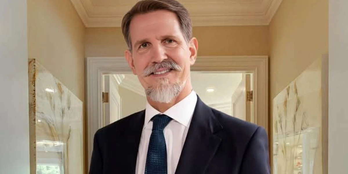 Παύλος Ντε Γκρες: Στο μνημόσυνο του τέως βασιλιά Κωνσταντίνου – «Πάντα είχα αυτό το επίθετο»