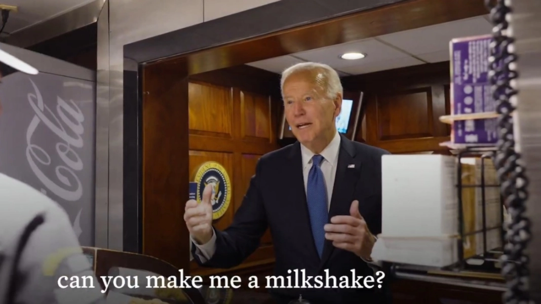 Ο Μπάιντεν αποχαιρετά το προσωπικό του Λευκού Οίκου και παραγγέλνει… μιλκσέικ