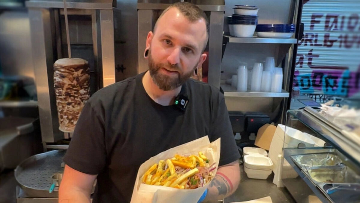 Λονδίνο: Έλληνας σουβλατζής έχει τρελάνει τους Βρετανούς -Το τυλιχτό των 4 κιλών