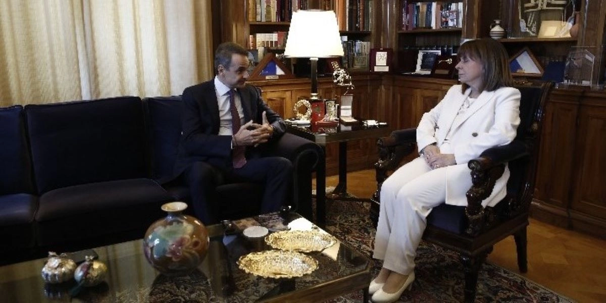 Συνάντηση Μητσοτάκη – Σακελλαροπούλου: Το ευχαριστώ για την άψογη συνεργασία