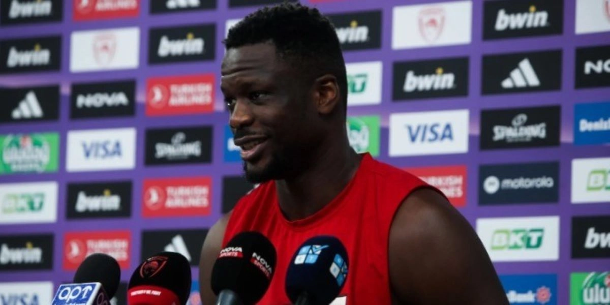 Ολυμπιακός: Θλάση στον κοιλιακό ο Βιλντόζα, κάταγμα στο μικρό δάκτυλο του χεριού ο Φαλλ