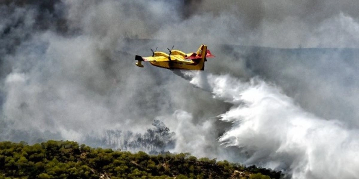 Προσθαλάσσωση πυροσβεστικού αεροσκάφους στο Βραχάτι Κορινθίας – Σώα τα δύο μέλη του πληρώματος