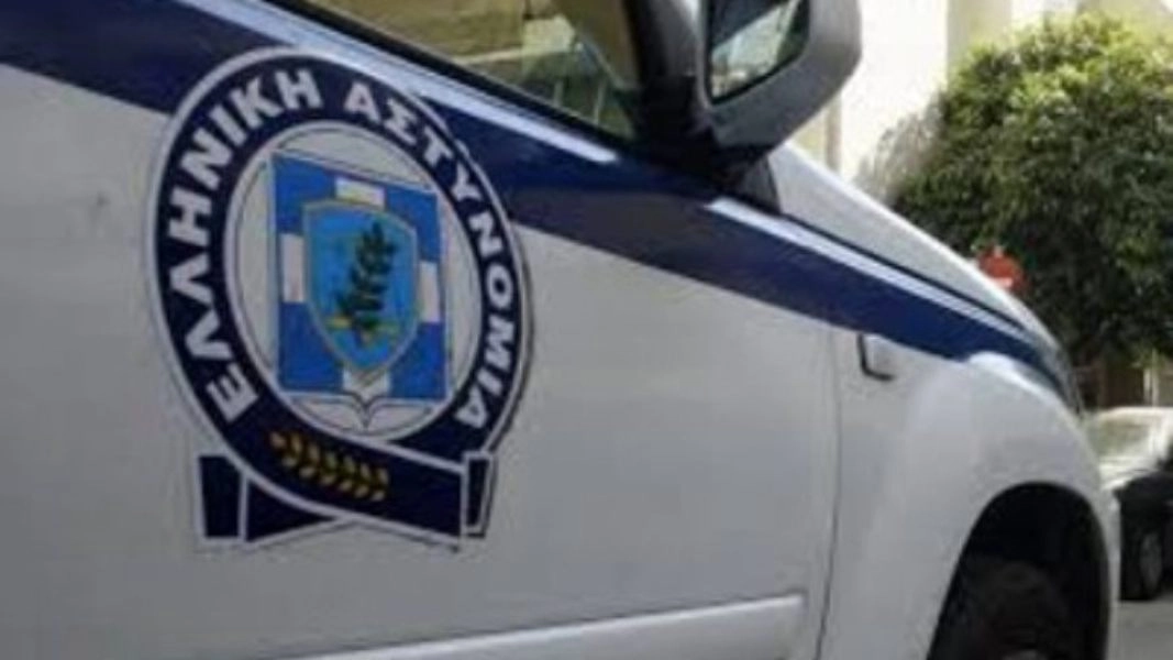 Συναγερμός σε λεωφορείο στο κέντρο της Αθήνας: Άνδρας συνελήφθη με τσεκούρι ενός μέτρου