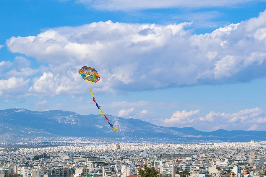 Καθαρά Δευτέρα 2026: Τι ισχύει για την αμοιβή της αργίας και ποιοι εργαζόμενοι πληρώνονται