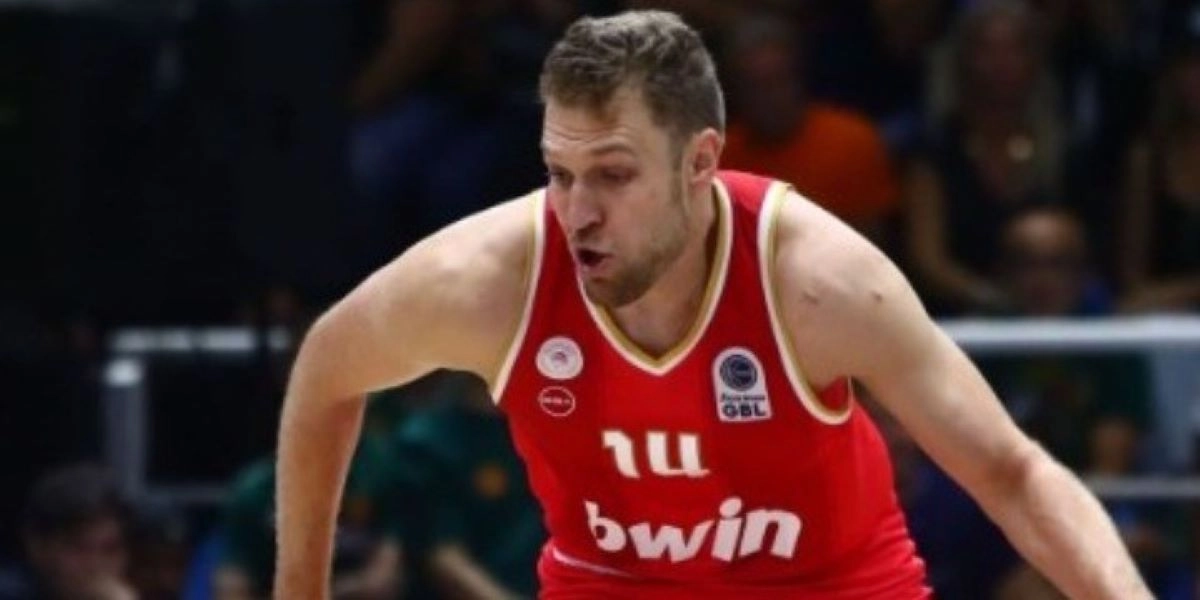 ΚΑΕ Ολυμπιακός: «Η διακοπή του αγώνα με τον Πανιώνιο στη Γλυφάδα προέκυψε επειδή οπαδός έφτυσε τον Σάσα Βεζένκοφ»