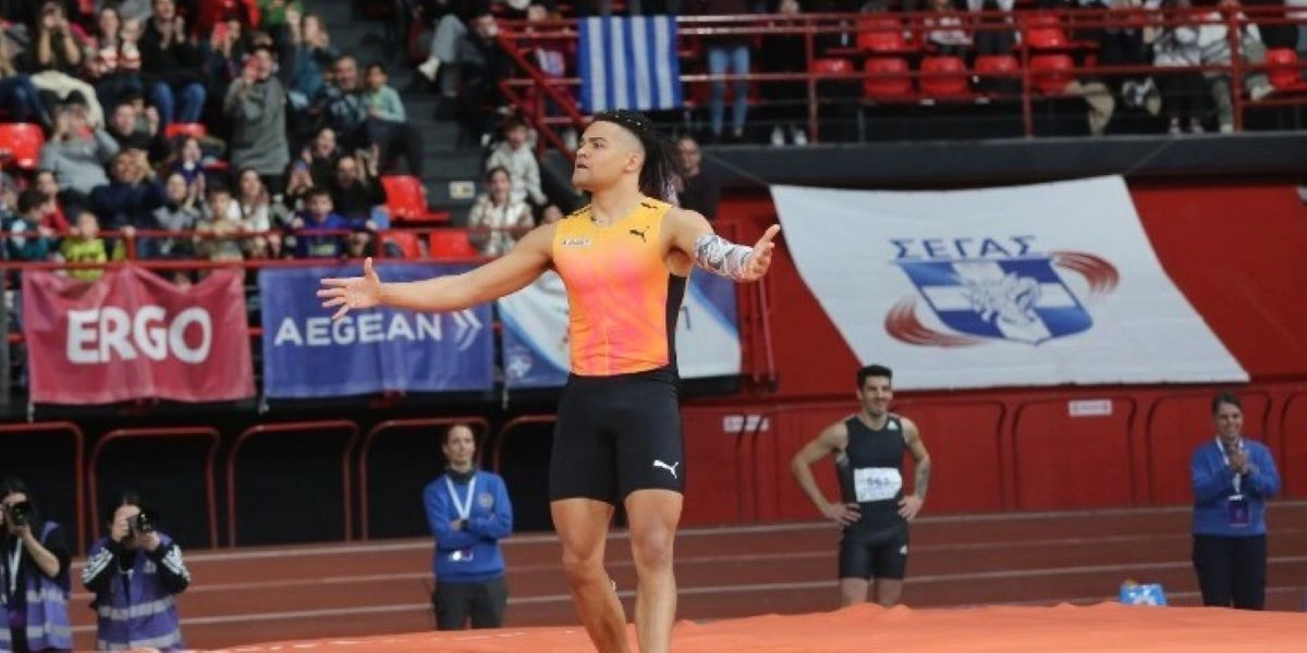 Ασύλληπτος Εμμανουήλ Καραλής, πήδηξε στα 6.01 μέτρα και έκανε νέο πανελλήνιο ρεκόρ στον άλμα επί κοντώ κλειστού στίβου