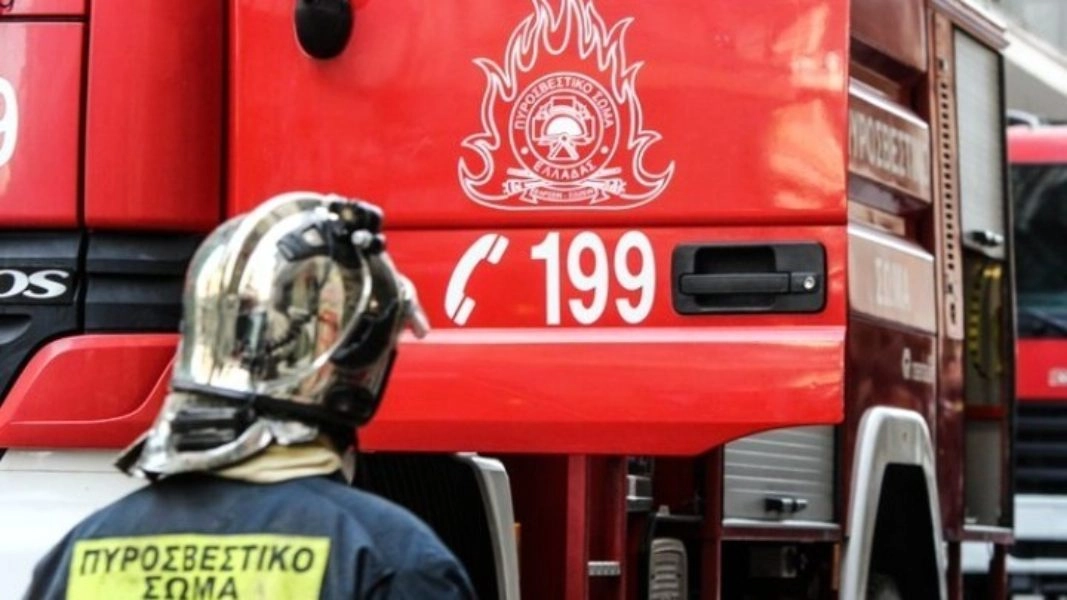 Εύβοια: Μεγάλη φωτιά σε εργοστάσιο με πλαστικά στη Ριτσώνα – 112 για τους επικίνδυνους καπνούς