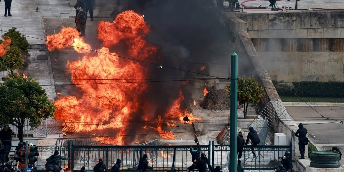 Σύνταγμα: 66 συλλήψεις για τα επεισόδια στη συγκέντρωση-34 νοσηλείες με αναπνευστικά και τραυματισμούς