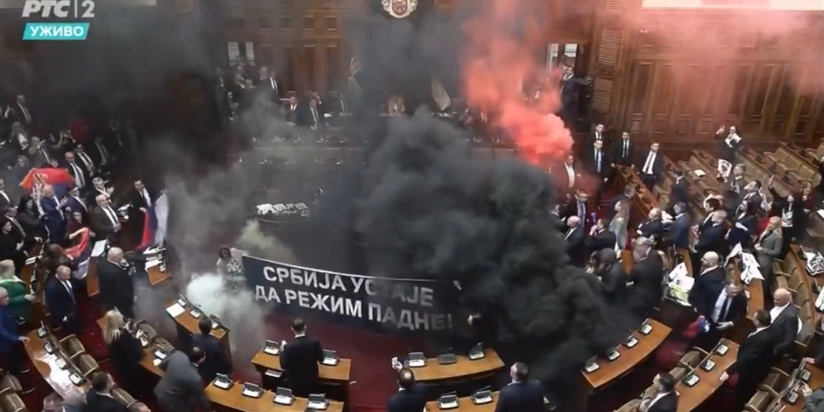 Σερβία: Άναψαν καπνογόνα και πέταξαν αυγά μέσα στην αίθουσα της Βουλής