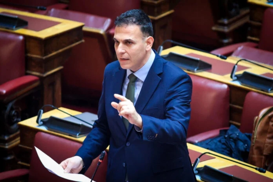 Καραμέρος για Μητσοτάκη: «Δείτε τον, γελάει!»