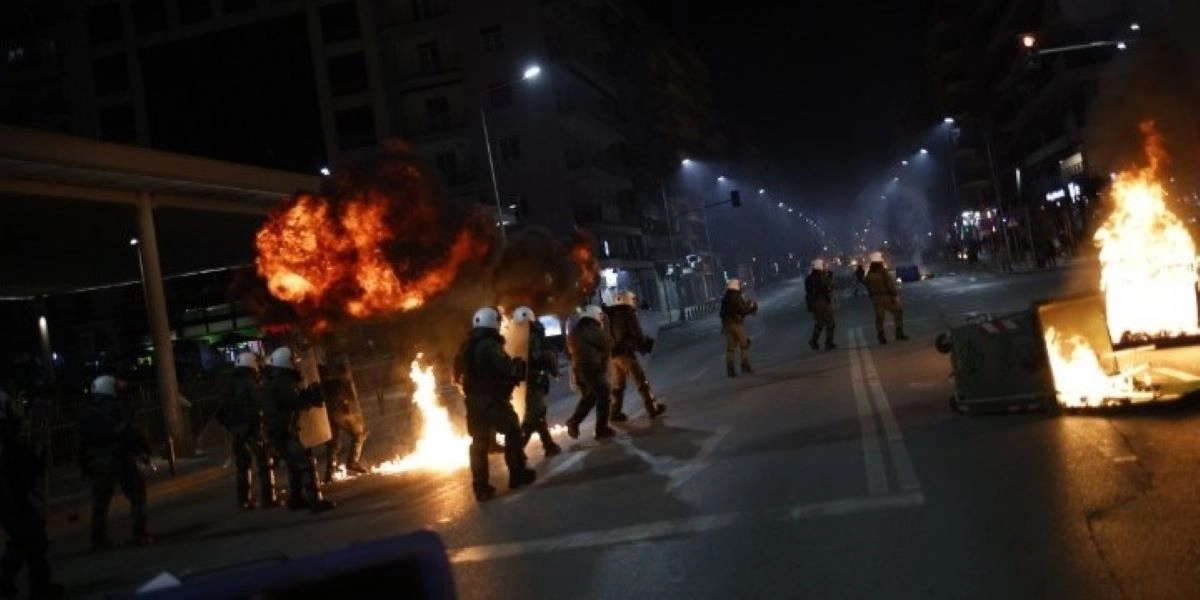 Σύνταγμα: Kρότου λάμψης στη συγκέντρωση για τα Τέμπη-Επεισόδια στη Θεσσαλονίκη