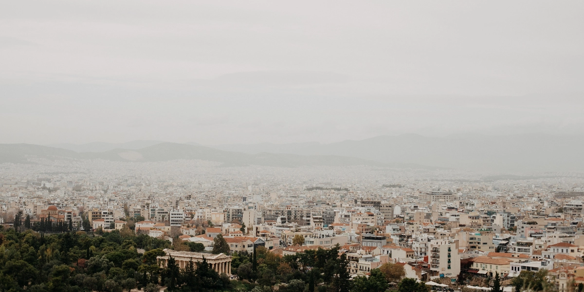 Καιρός: Νοτιάδες με αφρικανική σκόνη και υψηλές για την εποχή θερμοκρασίες