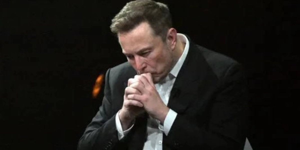 Έλον Μασκ: Αντιμέτωπος με πτώση μετοχών της Tesla και επίθεση χάκερ στο Χ