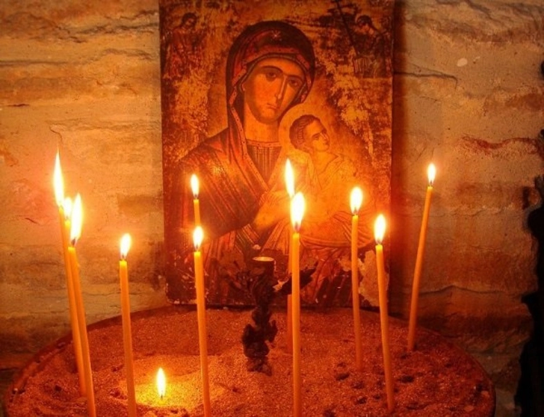 Μεγάλη Παρασκευή:  Το Μοιρολόι της Παναγίας – Τι συμβολίζουν τα λουλούδια στον Επιτάφιο