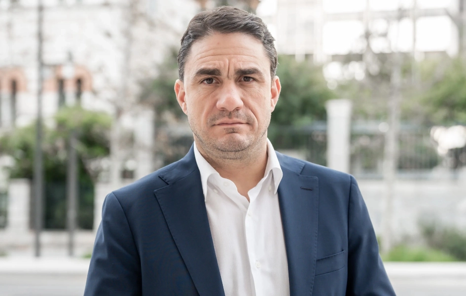 ΠΑΣΟΚ και ΣΥΡΙΖΑ για τον ανασχηματισμό: «Η αρχή του τέλους του Μητσοτάκη»