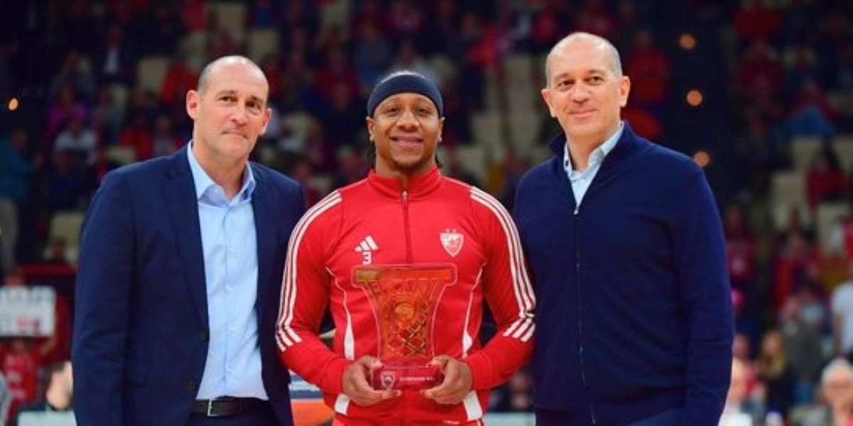 Ολυμπιακός: Βράβευσε τον Αϊζάια Κάνααν πριν τον αγώνα με τον Ερυθρό Αστέρα