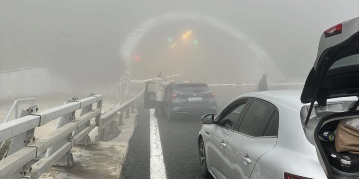 Εγνατία Οδός: Σοβαρό τροχαίο με φορτηγό που έπεσε στα διόδια-Δύο νεκροί