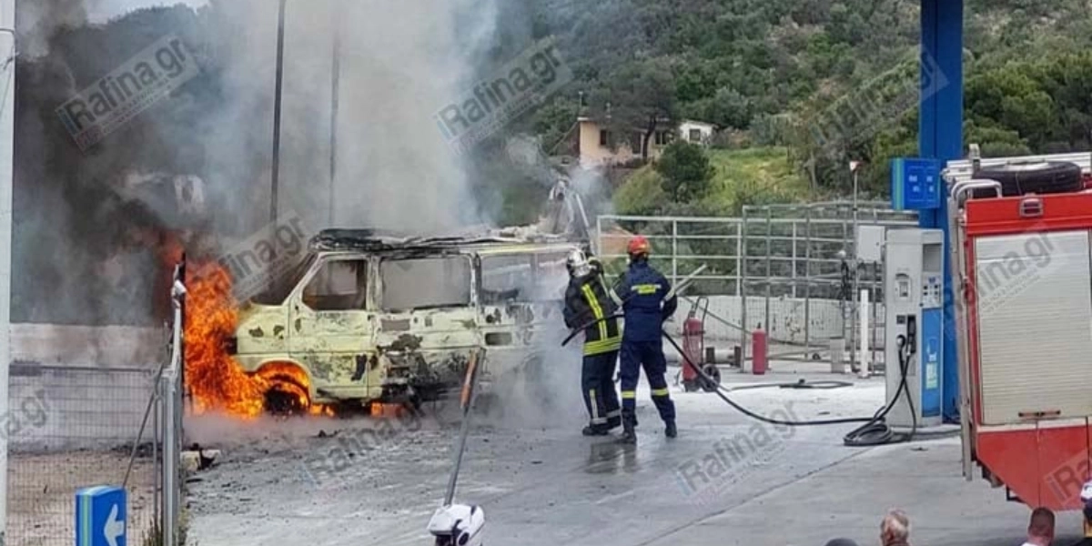 Λ. Μαραθώνος: Όχημα σταθμευμένο σε βενζινάδικο πήρε φωτιά