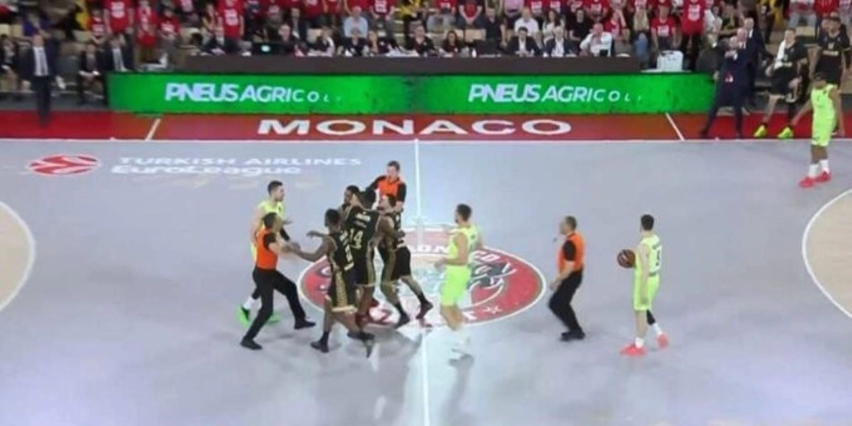 Euroleague: Παραλίγο σύρραξη στον αγώνα της Μονακό με τη Μπαρτσελόνα, ο Σατοράνσκι αποβλήθηκε έχοντας εκνευρίσει τον Σπανούλη