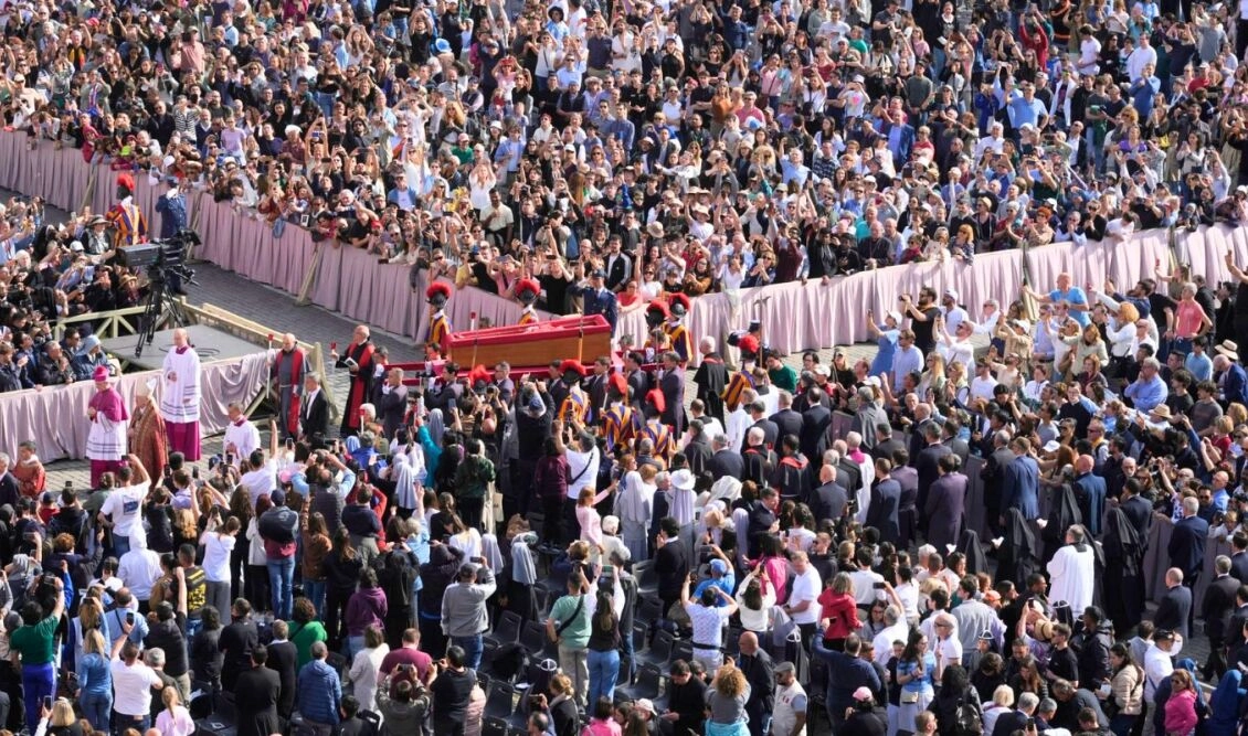 Πάπας Φραγκίσκος: Δεκάδες χιλιάδες πιστοί περιμένουν να τον αποχαιρετήσουν
