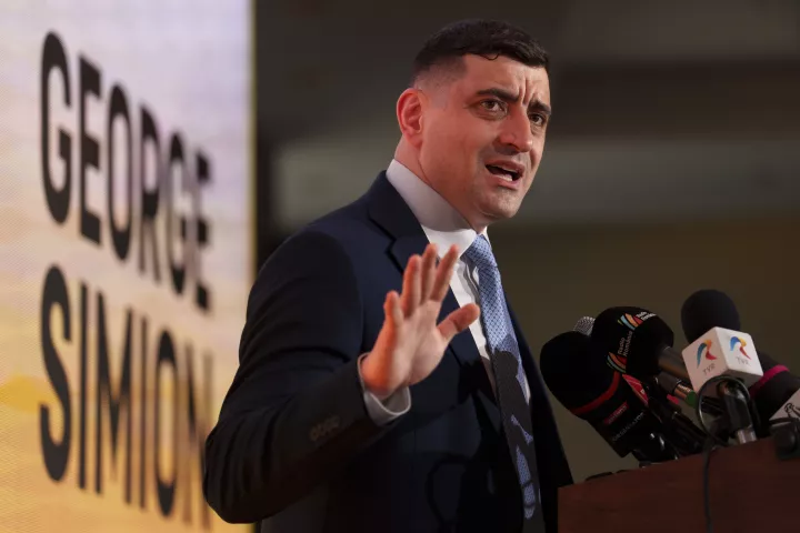 Ρουμανία: Το Συνταγματικό Δικαστήριο απέρριψε την προσφυγή του εθνικιστή Γκιόργκε Σιμιόν