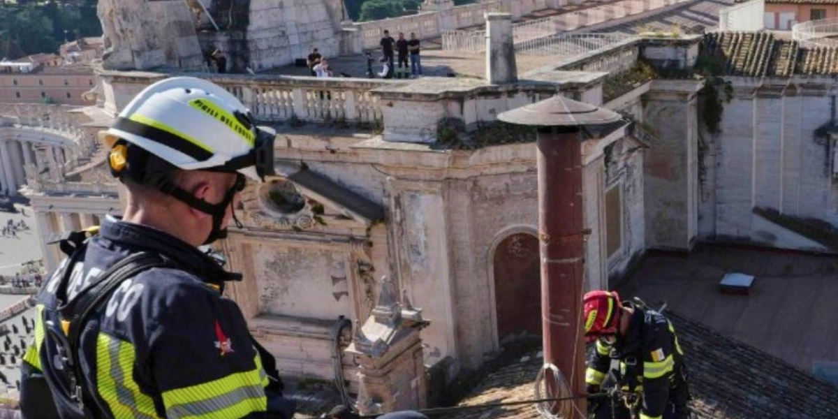 Βατικανό: Τοποθετήθηκε η καμινάδα για την έναρξη του Κονκλάβιο