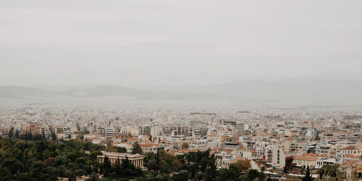 Καιρός: Με σκόνη και υψηλές θερμοκρασίες σε όλη τη χώρα – Τοπικές βροχές και καταιγίδες