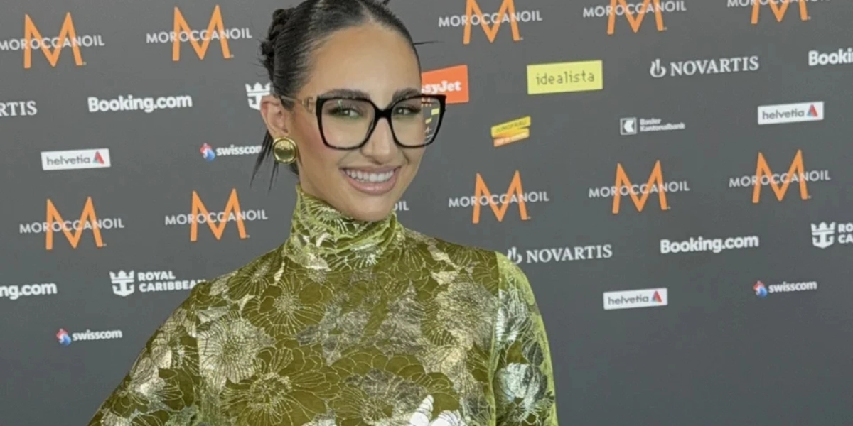 Eurovision 2025: Στο τιρκουάζ χαλί με χρυσό φόρεμα η Klavdia