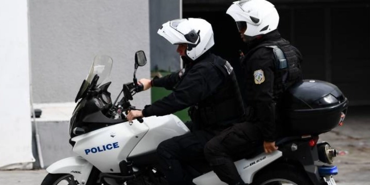 Μύκονος: Επιχειρηματίας μήνυσε άνδρες της ΕΛ.ΑΣ. για βίαιη προσαγωγή ενώ βρισκόταν σε υπογλυκαιμικό σοκ