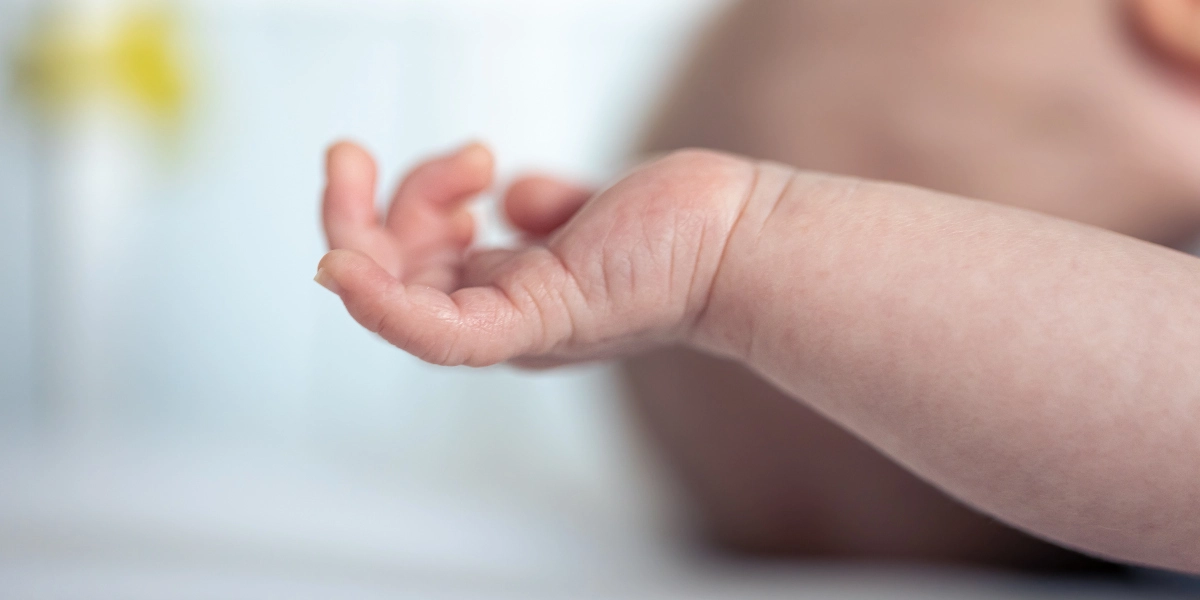 Άλιμος: Βρέφος βρέθηκε σε σακούλα δίπλα σε κάδο απορριμάτων