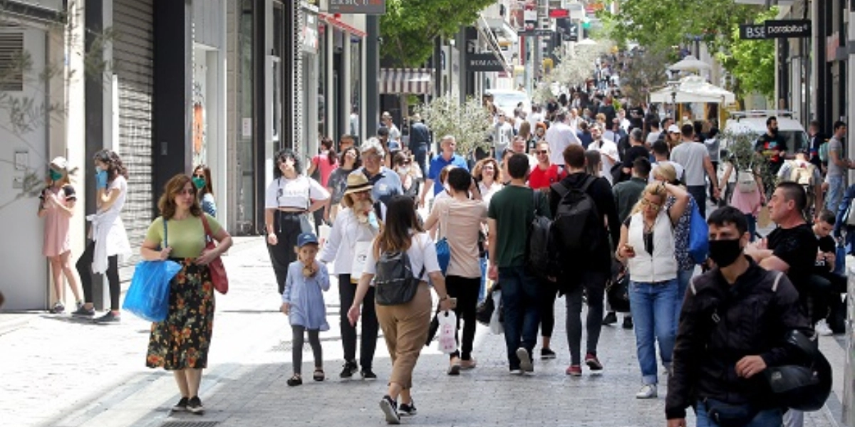 Ερμού: Έπεσε αντικείμενο από τον 6ο όροφο πολυκατοικίας – Γλύτωσε «παρά τρίχα» νεαρή