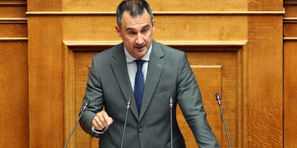 Χαρίτσης στη Βουλή: «Καθεστωτική αλαζονεία και έλλειψη σεβασμού» του Κυριάκου Μητσοτάκη