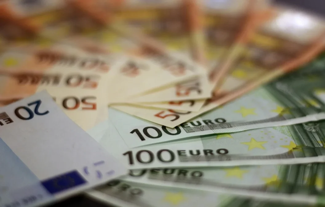 Επιδόματα ΟΠΕΚΑ: Σήμερα καταβάλλονται στους δικαιούχους